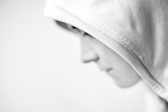 Kopf einer jungen Frau mit Kapuze, im Profil aufgenommen
