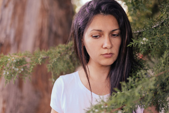 Eine junge Frau mit ernstem und nachdenklichem Gesichtsausdruck