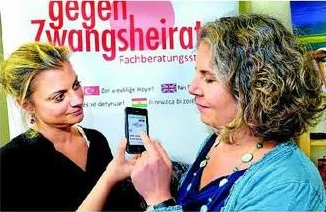 Sylvia Krenzel und Jenni Stille halten Ein Smartphone in ihren Händen